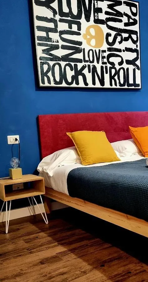 Room 45 Firenze 0*,